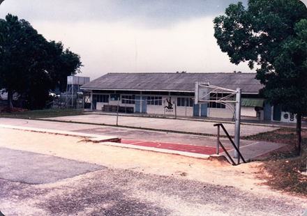 第三阶段：由篮球场改建的单层男生宿舍（1983年）